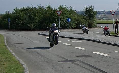Suzuki gsxr 400  GK76A(solgt) - kun 400 ccm. ja, men det er skam nok til at få den op med næsen.. billede 1