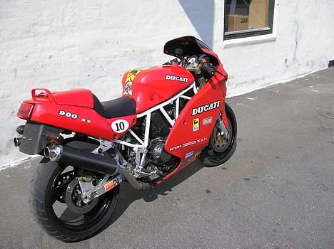 Ducati 900ss - bella donna i solen billede 6