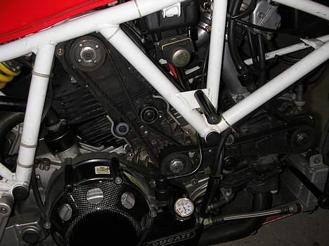 Ducati 900ss - her skal tandremme skiftes og nyt carbon dæksel monteres billede 7