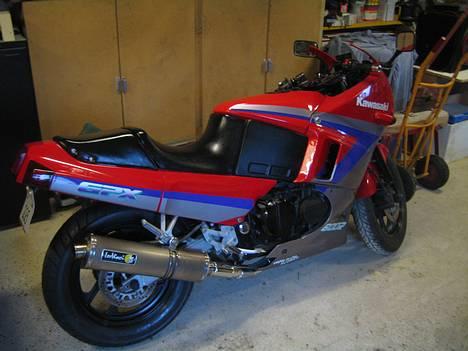 Kawasaki GPX 600R (SOLGT) - Så mangler der kun lidt pudse arbejde og mit nye kåbeglas i rød fra busters :-) billede 4