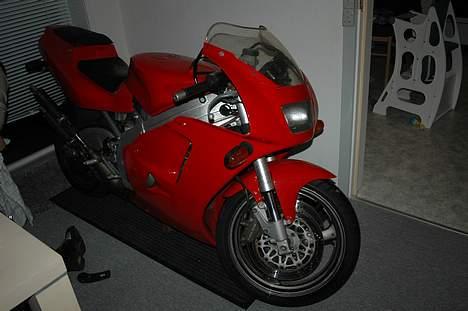 Suzuki RGV [SOLGT] - Lige kommet hjem med den, direkte ind i stuen (Konens forslag)   : ) billede 1