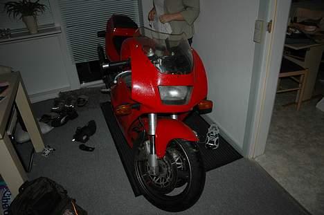 Suzuki RGV [SOLGT] - Lige kommet hjem med den, direkte ind i stuen (Konens forslag)   : ) billede 2