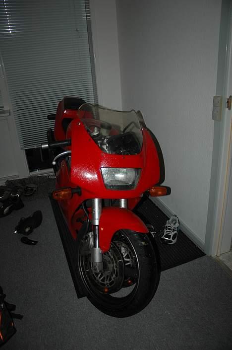 Suzuki RGV [SOLGT] - Lige kommet hjem med den, direkte ind i stuen (Konens forslag)   : ) billede 8