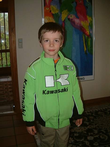 Kawasaki ZX-9R  - Kawa drengen Han har også en kawa læder jakke men han er endnu lidt for lille til den. billede 4