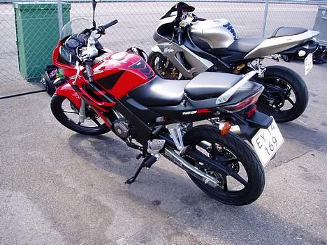 Honda CBR 125 r *solgt* - Stadig i Sverige på Ring Knutstorp. Hun føler sig jo efterånden helt voksen ;-) billede 7