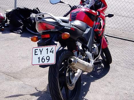 Honda CBR 125 r *solgt* - Her står Hondaen lige og strutter med sin lækre mås og gør sig til, mens de store drenge er ude og give den gas på banen  billede 8