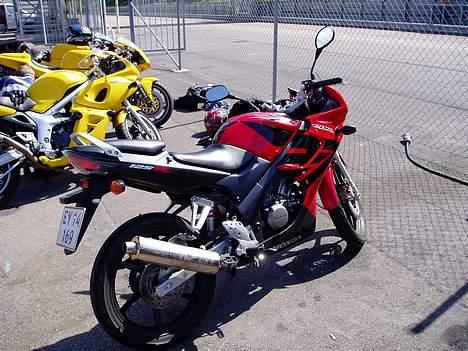 Honda CBR 125 r *solgt* - "ØV!" jeg vil også ud og kære stærkt... (you wish) billede 9