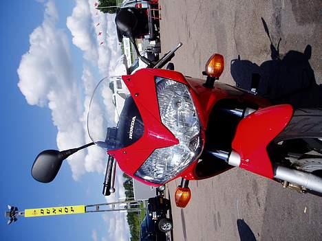 Honda CBR 125 r *solgt* - Så kan jeg da bare prøve at se ond ud i den forkerte vinkel, bare fordi min mor ikke kan finde ud af at vende billederne billede 10