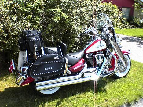 Suzuki Intruder VL1500 - Nylakeret i vinter og sat 3" Big Straights + Metzeler White Wall tires på! billede 1