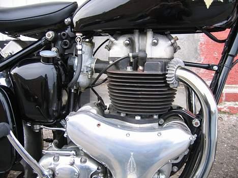 BSA Golden Flash A10. (SOLGT) - 650 ccm...åben for benzinhanen...derefter pump benzin i karburatoren...sidst et ordentlig spark på kickstarteren.... billede 15