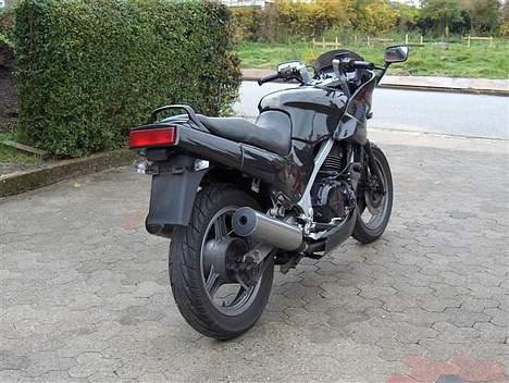 Kawasaki GPZ 500S ***SOLGT*** - Min nye GPZ´er - primært til reservedele (motor, tank og kåbe). Andre blinklys både for og bag. billede 17