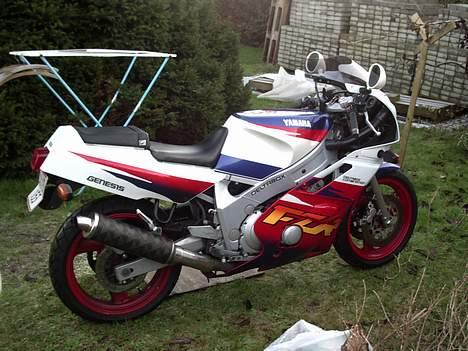 Yamaha fzr 600 (solgt) - lige efter jeg købte den. hjemme i haven billede 1