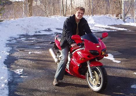 Suzuki SV 650S - SOLGT - - Fra da jeg var ovre og hente mit nye legetøj - købte ind i december 2005 :D billede 2
