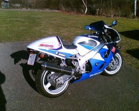 Suzuki GSX-R600 - her kan i se det blå kåbeglas.   Dette billede er taget med mobil billede 4