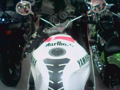 Yamaha FZR750R billede 2