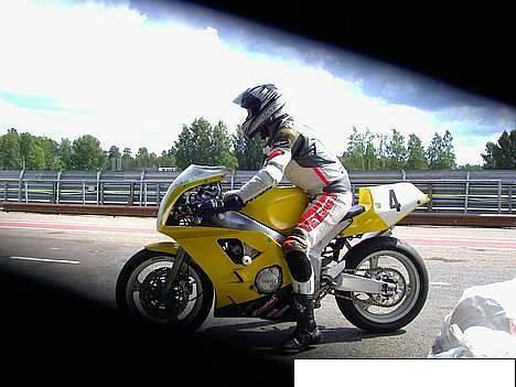 Honda CBR 600RR - Det er så mig da vi var i Sverige og kører lidt race :-) billede 5