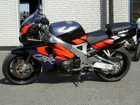 Honda CBR 900 RR Fireblade *død* - Et billede taget ved M P motorcykler hvor jeg købte cyklen. billede 15