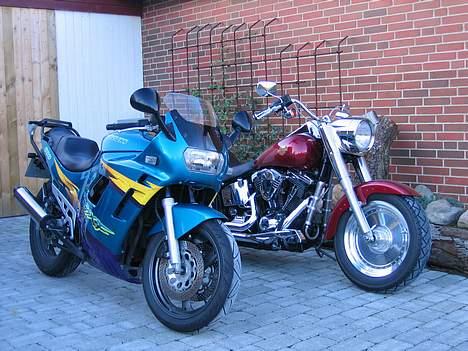 Suzuki Gsx 600 f "SOLGT" - Plastik vs metal ;-) Harleyen er min kammarats, kan sgu godt forstå at han er en smule misundlig;-) billede 11