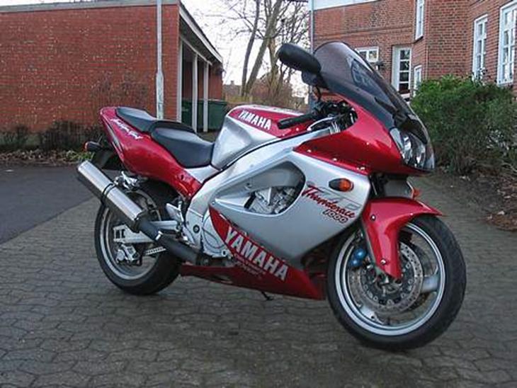 Yamaha Thunderace - Sikke som røde farver kan friste op en december dag (taget den 22-12-05) billede 1