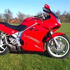 Honda VFR 750 F.  RC 36.