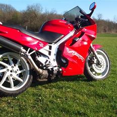 Honda VFR 750 F.  RC 36.