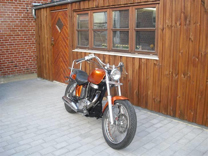 Suzuki LS 650 Savage - Et styr der er noget bredere og lavere end det orginale, er monteret for komforten og køre-egenskabernes skyld. 
Nu sidder man ikke helt krøllet sammen på den mere.. Styret stammer iøvrigt fra en kawasaki vn 900 classic...  billede 2