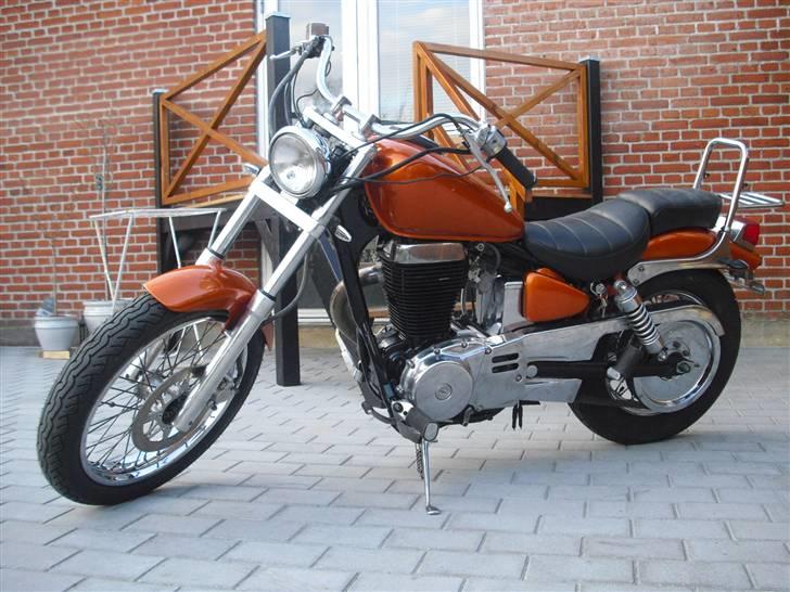 Suzuki LS 650 Savage - Sort motor, og de polerede dele :) Jeg er rigtig godt tilfreds, det samme blev fruen :)

Coveret på remhjulet gir´ godt nok en noget shiny drivlinie at se på !  billede 5