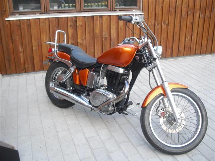 Suzuki LS 650 Savage - Bagage stativet som på billederne hér, er kaseret ! En org. lille sissy-bar er monteret istedet, det pyntede meget !  billede 6