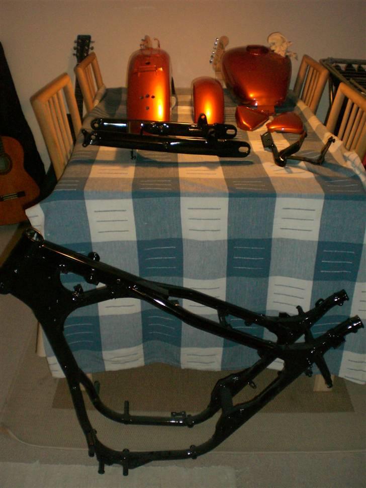 Suzuki LS 650 Savage - Spisebordet i stuen blev taget i brug helt uden brok fra fruen da hun var klar over det var hendes næste cykel ;) billede 7