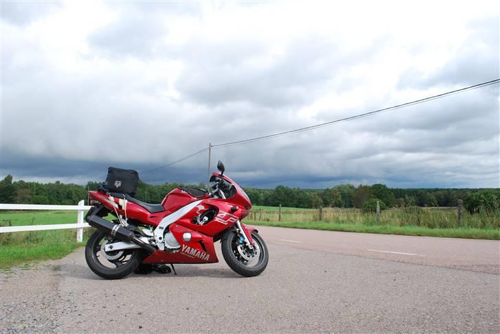 Yamaha YZF 600 R Thundercat - P&#229; forkanten af uvejrskyerne p&#229; vej til Mestersvinger p&#229; Knutstorp.  billede 2