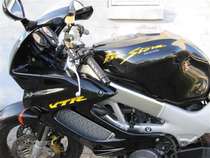Honda VTR 1000 F - (solgt) billede 3