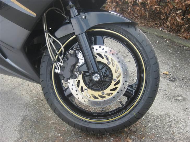 Honda CBR 1000 F ( Solgt ) - Fælge blevet sortlakerede med en lille kant i samme farve som på maskinen billede 6