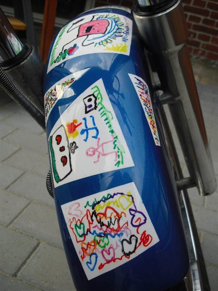 Suzuki $ Ls 650 Savage - Forskærmen skulle omlakeres, så min Niece fik lov til at stå for dekorationen :)  billede 9