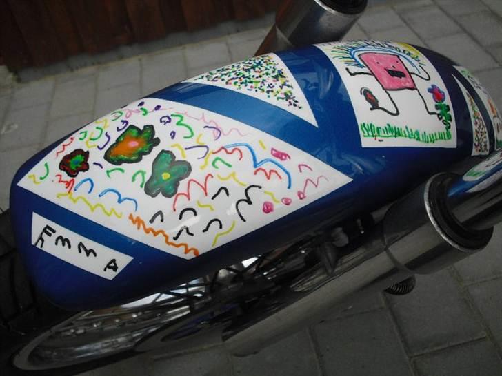 Suzuki $ Ls 650 Savage - Emma creation´s ;) Min forskærm skulle omlakeres efter rep. så Emma fik lov at tegne på den inden den fik klarlak :) billede 10