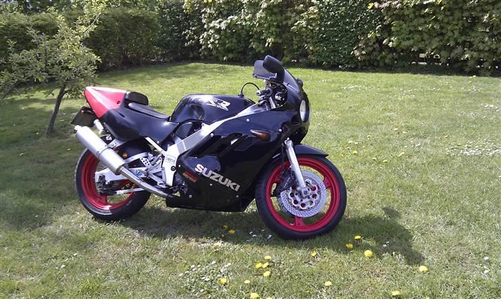 Suzuki GSXR 400RR billede 1