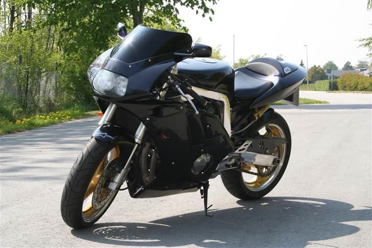 Suzuki GSXR 400 GK76A "solgt" billede 4