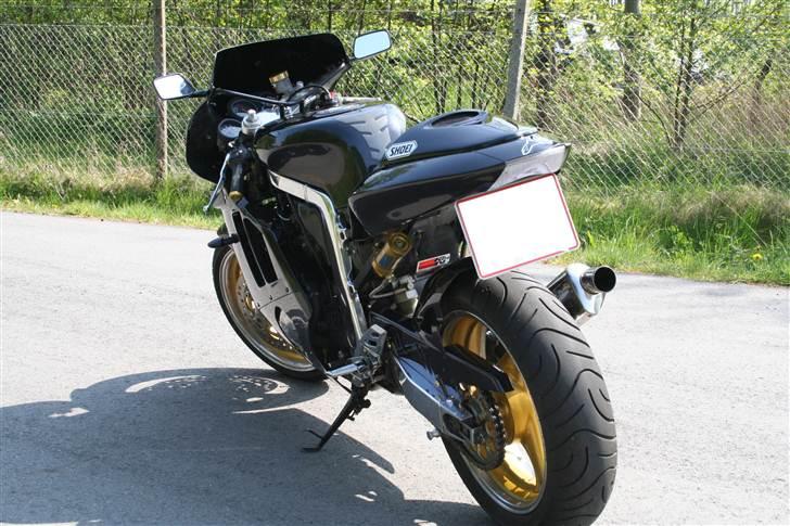 Suzuki GSXR 400 GK76A "solgt" billede 6