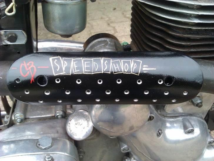 Royal Enfield WD CO 350 "Rusted n Busted" - Varmeskjold på afgangsrøret. Der kommer noget powerwrap på selve røret billede 7