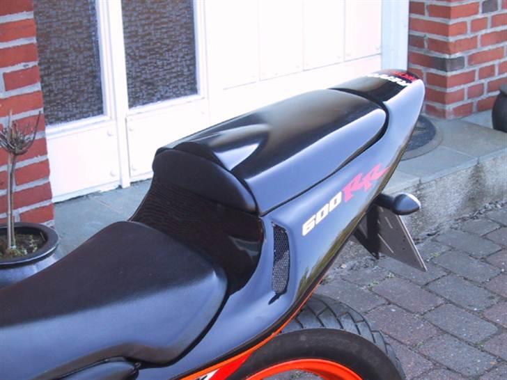 Honda CBR 600 PC19/37 - Der er bagsæde under coveret billede 16