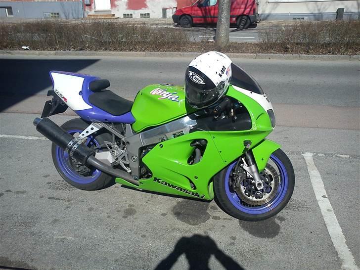 Kawasaki ZX7R"Solgt" billede 2