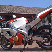 Yamaha FZR 400 R