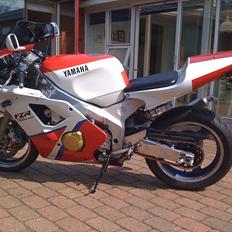 Yamaha FZR 400 R