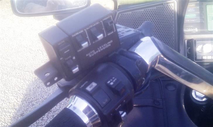 Honda Goldwing GL 1200 LTD "Solgt" - Kontrol til affjedring for bag +/-  og radio søg kanal og mute billede 10