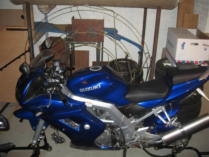 Suzuki SV - vinter projekt, skal have lakeret mine fælge blank sorte. så derfor den "pote" løse model. billede 6