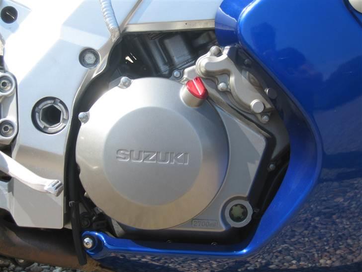 Suzuki SV - rød oil filler cap. billede 9
