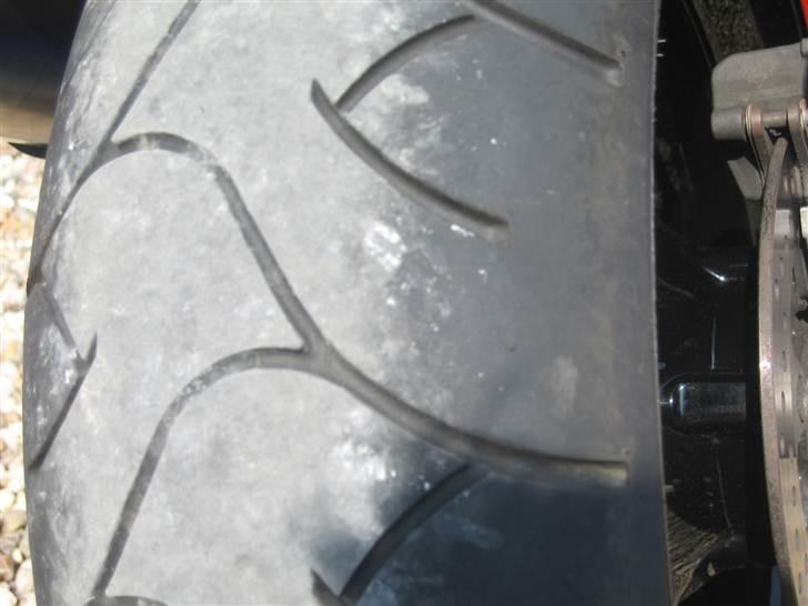 Suzuki SV - bagdæk slidt liige til kanten. billede 14