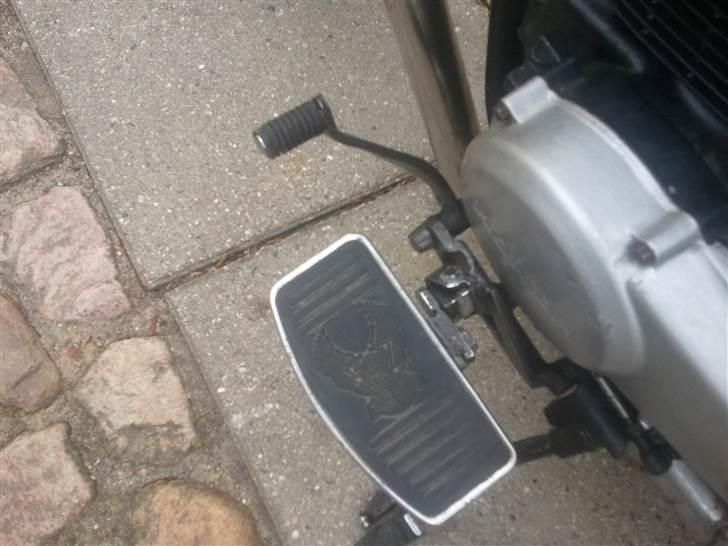 Honda CMX 450 Rebel - Ved godt det ser kikset ud, men øjj det er rart at køre med Floorboards. Måske bliver de engang udskiftet med et fremflyttersæt og alm. fodhvilere. billede 5