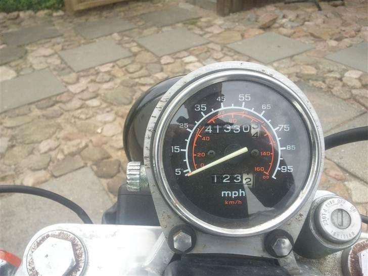 Honda CMX 450 Rebel - Hun har set en masse af verdenen: 41000 Miles = 65000 km. Men hun starter i første hug og spinner som en mis. billede 6