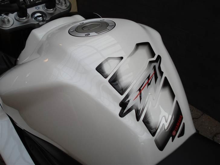 Yamaha  FZ1-S WHITE PEARL - FZ1 tankpad billede 15