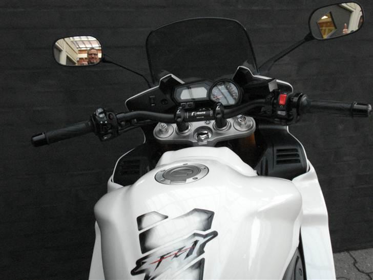 Yamaha  FZ1-S WHITE PEARL - Thumbs up billede 14